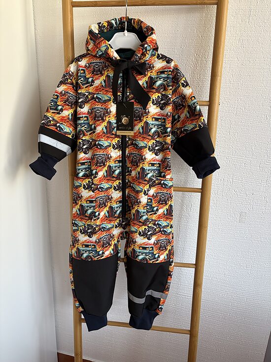 Starpsezonu softshell kombinezons zēniem. Autiņi.