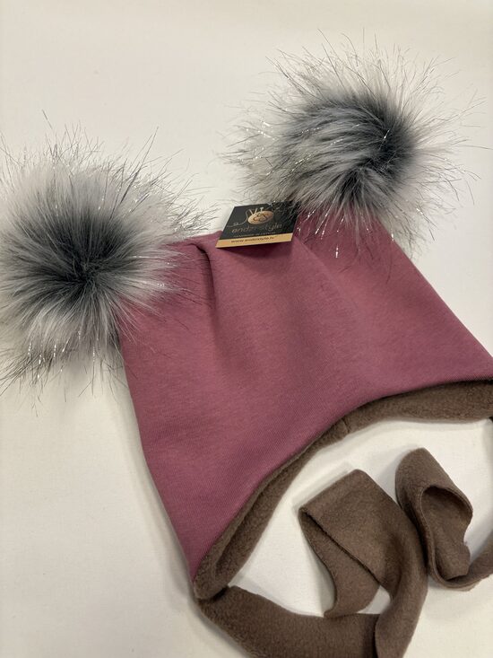 Sasienama cepure ziemai. Bērnu cepure ar bumbuļiem.