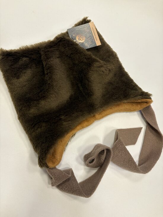 Brūnais tedijs. Ziemas cepure bērniem.