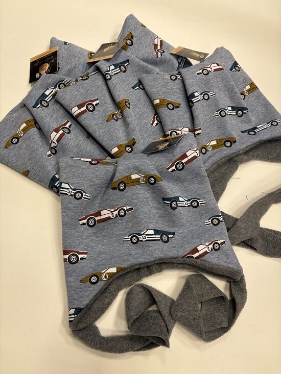 Ziemas cepure ar saitēm . Auto. 