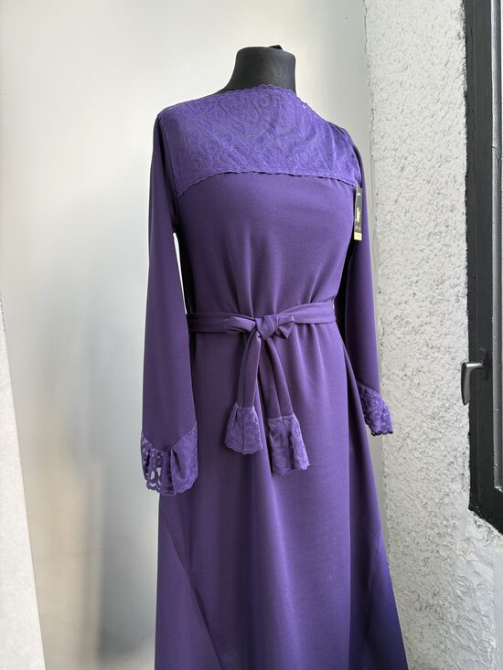 Lillā sieviešu kleita ar mežģīni.M/38.izm.