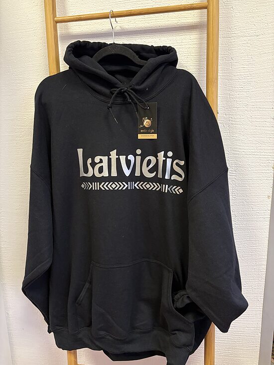 Melns hūdijs ar apdruku. ,,Latvietis,, 3XL.,4XL.,5XL