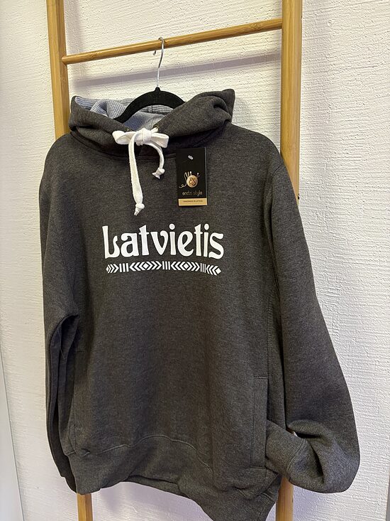 Hūdijs ar apdruku. ,, Latvietis -laime,, M.,XL