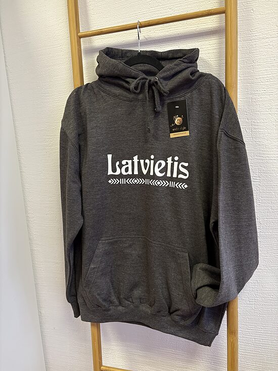 Hūdijs ar apdruku. ,, Latvietis- laimes slotiņa,,- M,L, 2XL