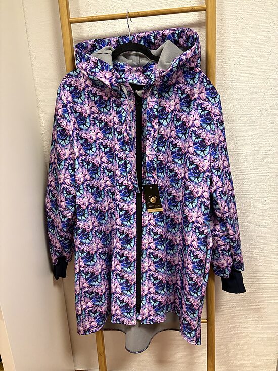 Starpsezonu softshell mētelus sievietēm. XL/2XL(136 cm)