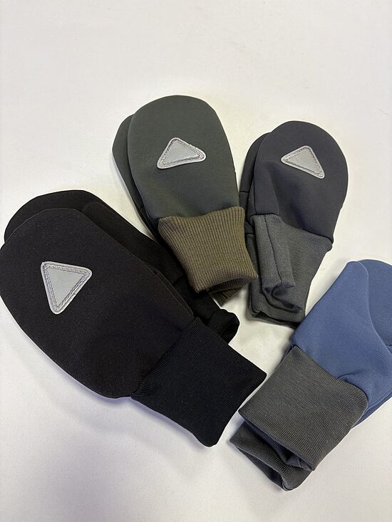 Softshell cimdi ar tumsā atstarotāju.