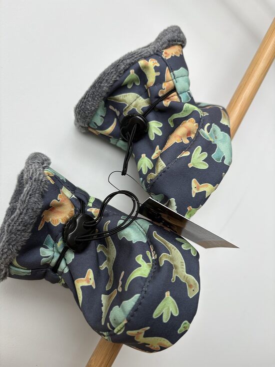 Zābaciņi mazuļiem no softshell auduma ar papildus oderi. Dinozauriņi.