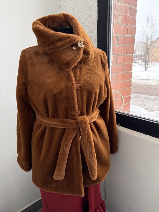 Sieviešu kažoks  ar lielu apkakli +Dāvanā broša. S/M.,M/L.izm.