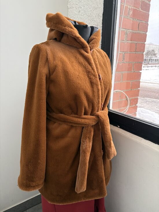 Kažoks ar kapuci . Sieviešu kažoks .S/M.izm.