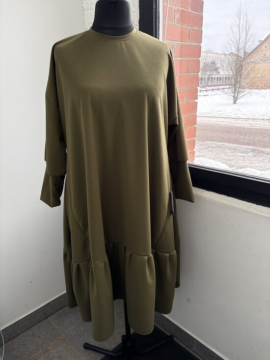 Praktiska ,ērta  sieviešu kleita ar volānu. Oversize.