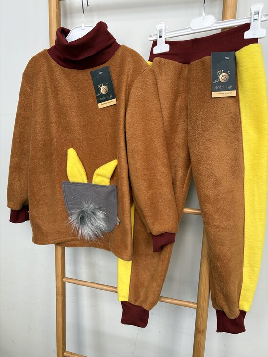 Flīsa džemperis bērniem ar augsto apkakli.Flīsa bikses. Brūnā karamele. 80-128.izm.