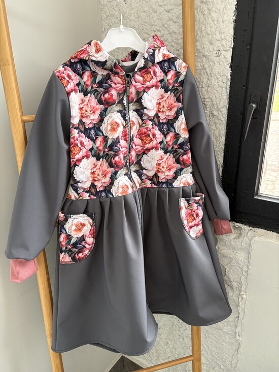 Softshell starpsezonu mētelis ar volānu. Peonijas. 80-146.izm.