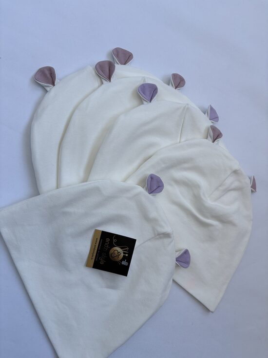 Kokvilnas trikotāžas cepure ar austiņām.Piena baltā krāsā.