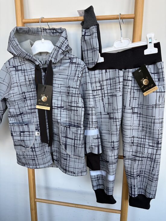 Pelēka strīpaina softshell jaka vai mētelis.Softshell bikses.