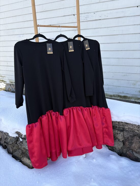 Melna sieviešu kleita ar sarkanu satīna volānu. XS/S.,S/M.,M/L.izm.