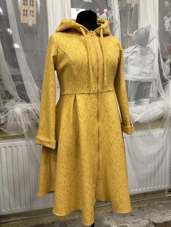 Dzeltens sieviešu mētelis no mežģīna auduma. S.,M.,L.izm.