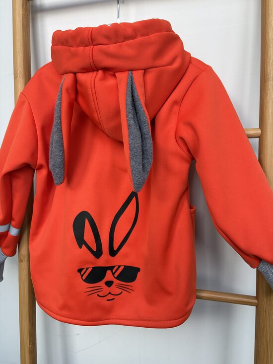 Orandža sporta softshell jaka ar pelēkām ausīm. Zaķis. 