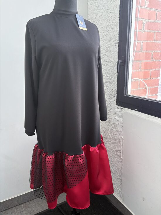 Melna sieviešu kleita ar tillu. 