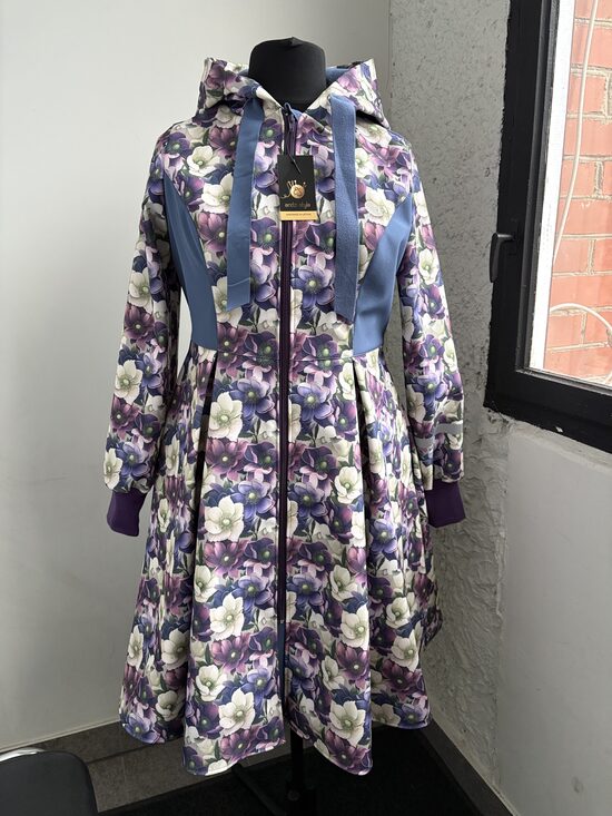 Stilīgs sieviešu softshell mētelis starpsezonu. TIKAI L izm.