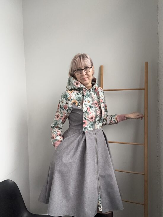 Tikai XS.izm. Sieviešu softshell mētelis ar volānu.