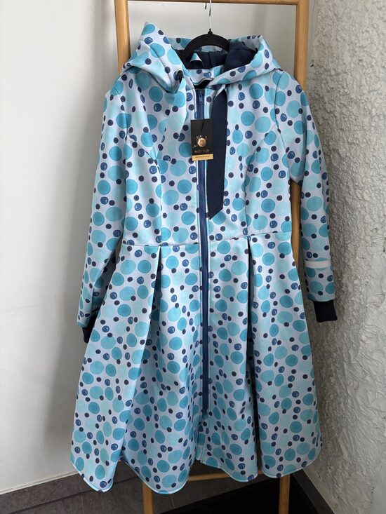 Gaiši zils sieviešu softshell mēteli bez papildus oderes. Tikai Tev. Pieejams uzreiz M.izm.