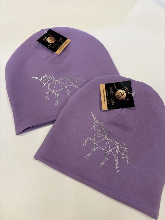 Gaišā VAI tumšā ceriņu tonī cepures pavasarim ar atstarojošu zīmi. Koši rozā.