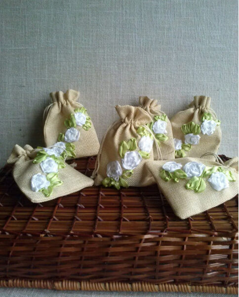Lina maisiņi ar izšūtiem ,baltiem ziediem. Handmade.