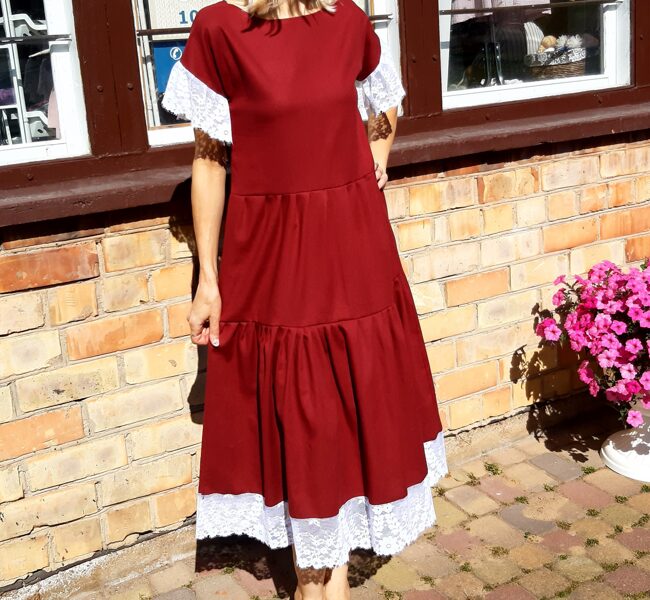 Bordo lina kleita ar baltu mežģīni.