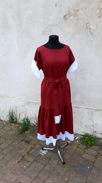 PĀRDOTA.Bordo lina kleita ar baltu mežģīni. 40/44 izm.