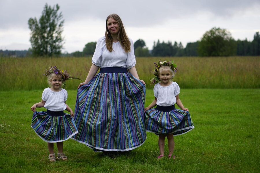 Stilizēti rakstaini, kupli garie sieviešu svārki zilos toņos,kokvilnas mežģīni.nr-4
