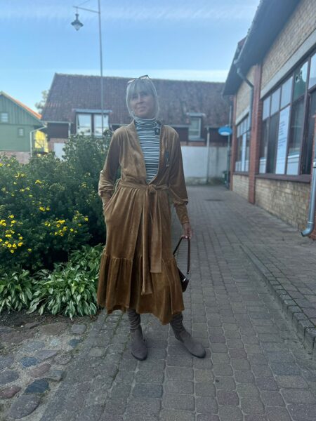 Samta auduma garie svārki.