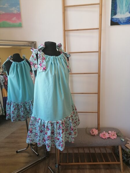 Gaiši zila lina kleita ar volānu. Oversize.