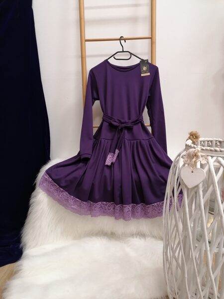 Eleganta lillā kleita ar volānu, mežģīni, jostu. 34/36 izm.