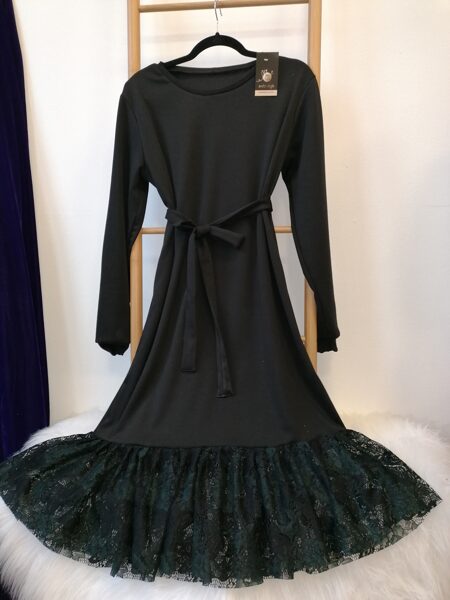 Melna kleita ar mežģīni zaļa ar melnu. 42/44 izm.