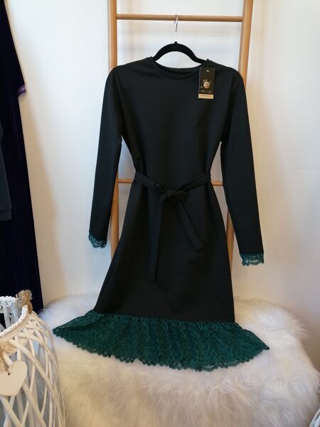 Eleganta ,melna kleita ar zaļu mežģīni, josta. 40 izm.