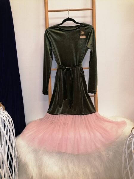 Eleganta haki samta auduma kleita ar pūderrozā tillu. 38 izm.