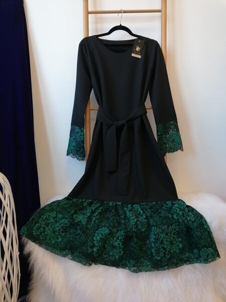 Melna kleita ar zaļu mežģīni ar ziediem. 40 izm.