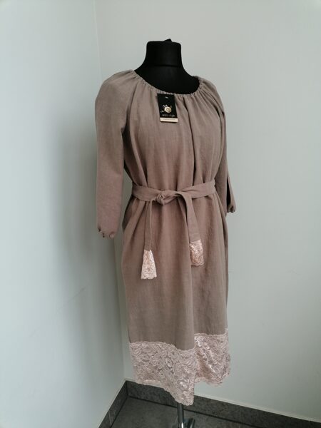 Lina kleita ar bēšīgu mežģīni, josta.,,Camel,, Oversize.