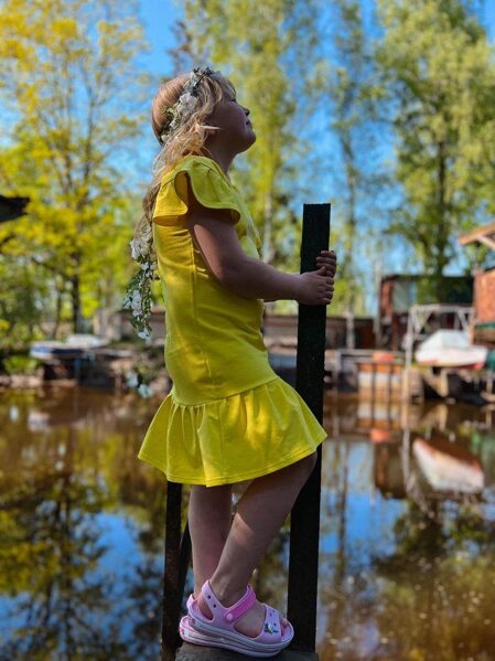 Dzeltena kokvilnas trikotāžas kleita meitenēm. Sauleskoks. 