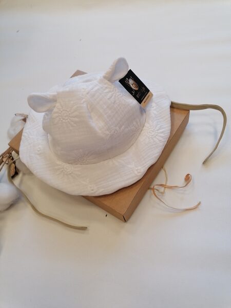 Balta muslīna auduma vasaras cepure ar saitēm.
