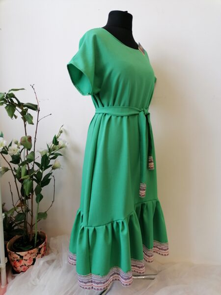 Zaļa kleita ar pagarinātu aizmuguri, mežģīne. 38/40.izm.