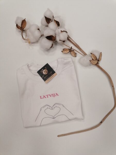 Balts bērnu t-krekls.Latvija. 104,116,122.izm.