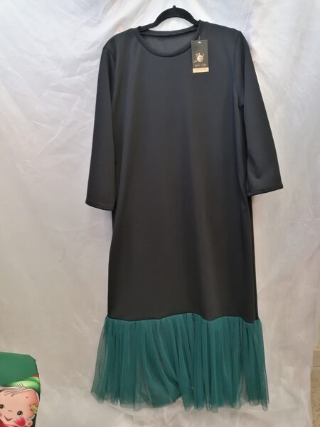 Melna kleita ar zaļu volānu.XL/xxl. izm.