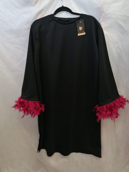 Melna kleita ar tumši rozā spalvu.XXL/50 izm.