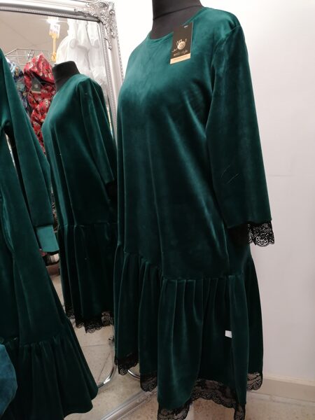 Zaļa samta auduma kleita ar pusgarām rokām,melna mežģīne.42.izm.