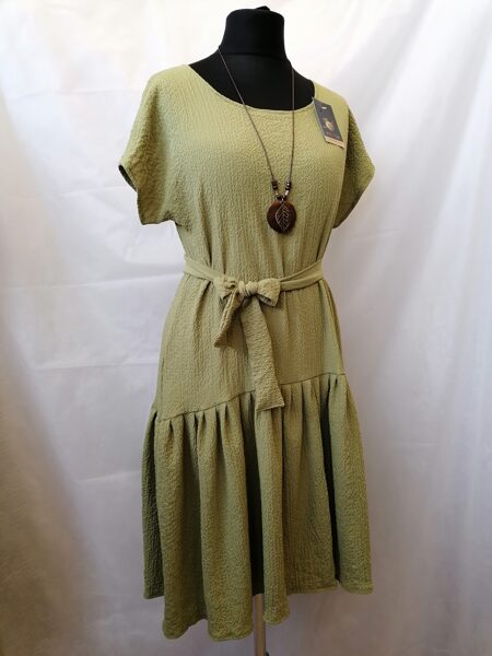 Zaļa kleita ar pagarinātu aizmuguri.34-44.izm.